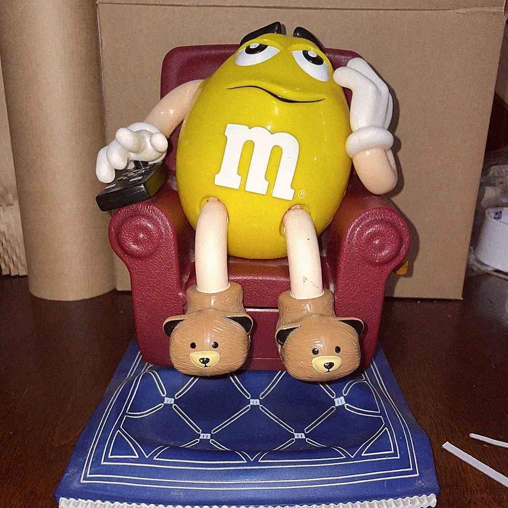 VINTAGE M&M'S CANDY DISPENSER RECLINER CHAIR WITH REMOTE YELLOW PEANUT M&M